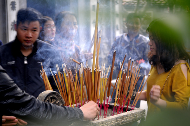 Giới trẻ nô nức đến chùa Hà cầu duyên, lò đốt vàng mã rừng rực lửa